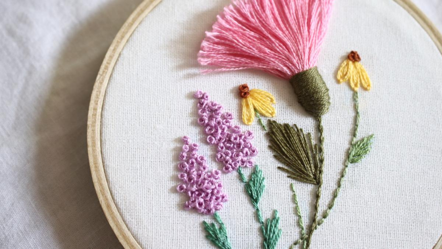 Tout savoir sur la broderie moderne : techniques, matériel et inspirations